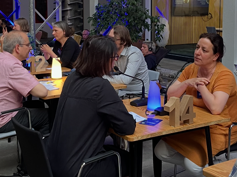 Forschende im Gespräch mit Besucher*innen beim Salon der Wissenschaft.