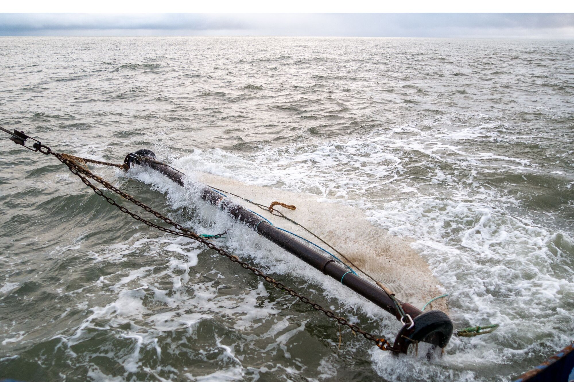 Das Netz kommt wieder hoch. Der Kurrbaum taucht aus dem Wasser auf.