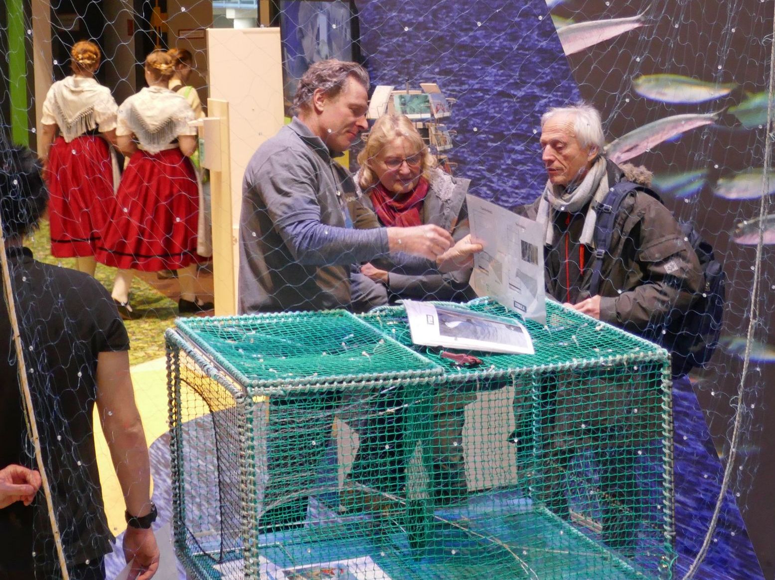 Ein Thünen-Mitarbeiter erklärt Besuchern die Fischfalle und das Perlennetz des Thünen-Instituts.