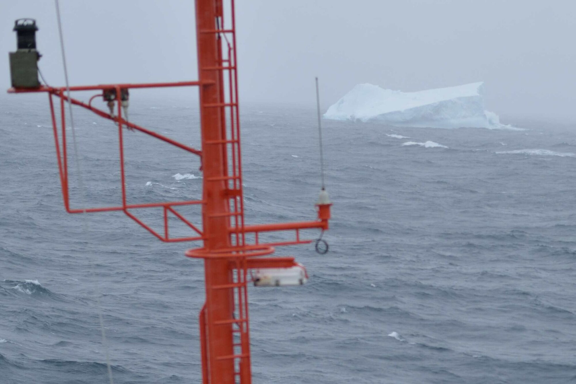Eisberg bei schlechter Sicht und unruhiger See.