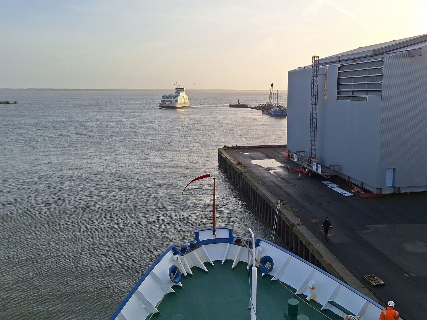 Das Forschungsschiff noch fest vertäut an der Pier.