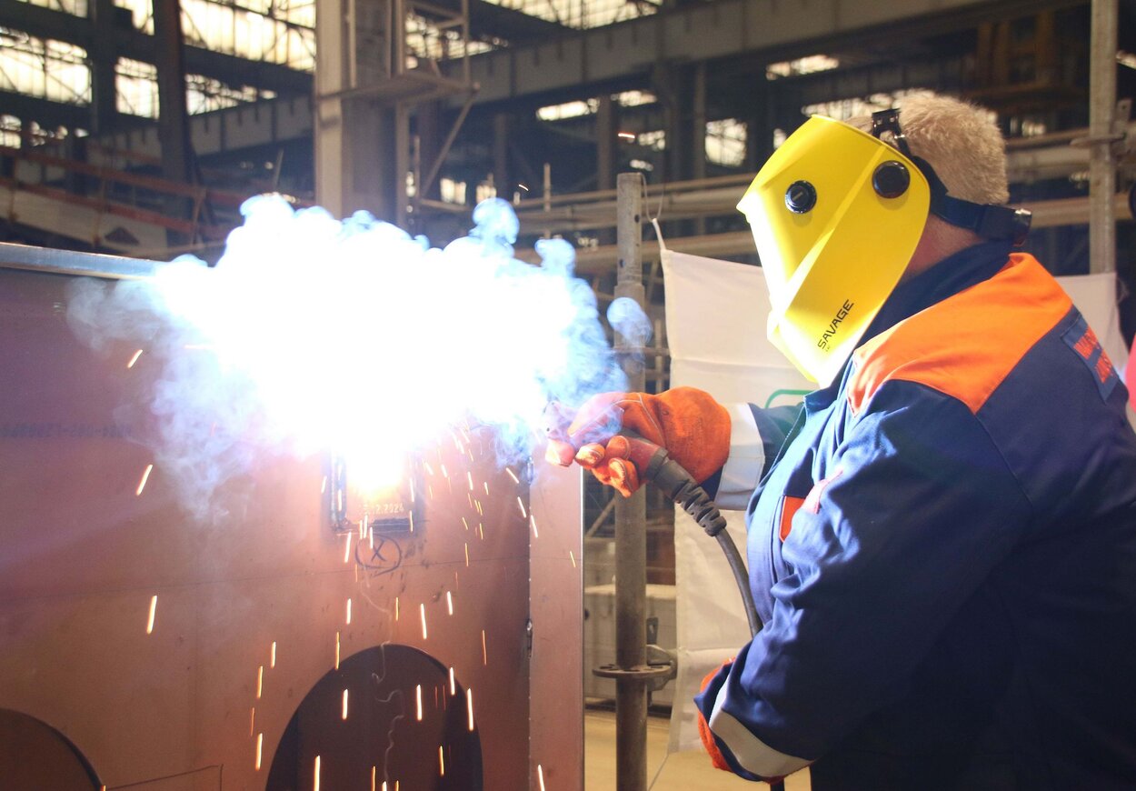 Kapitän Stefan Meier beim Schweißakt zur feierlichen Kiellegung. Schweißarbeit