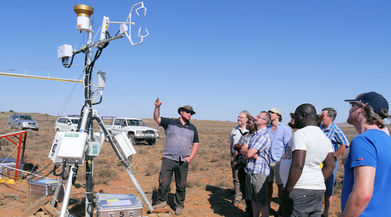 Aufbau eines Eddy-Kovarianz-Turmes zur Messung von Kohlenstoffdioxid- und Wasserdampfflüssen auf Weideland in der Nähe von Middelburg, Eastern Cape, Karoo, Südafrika