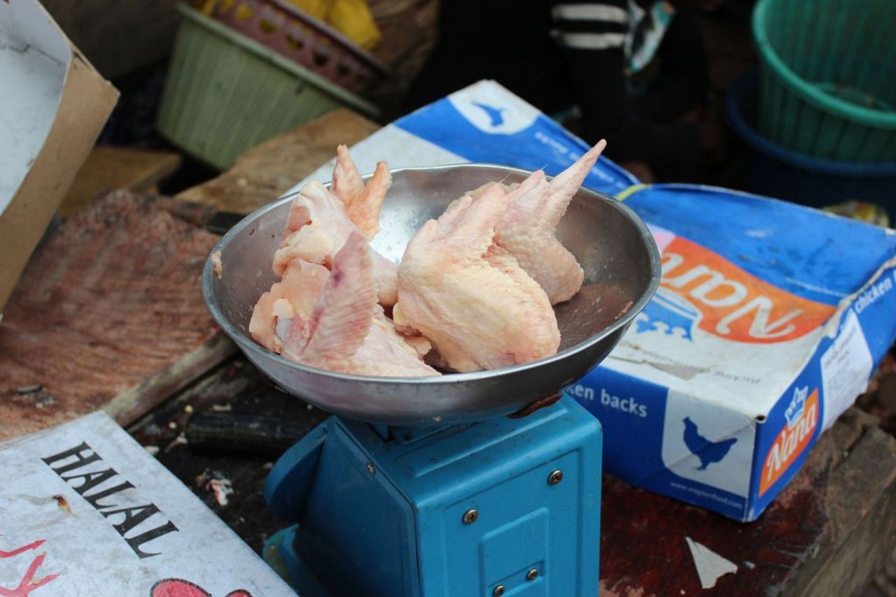 Importiertes Hühnerfleisch auf einem lokalen Markt in Accra, Ghana.