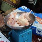 Importiertes Hühnerfleisch auf einem lokalen Markt in Accra, Ghana. (&copy;&nbsp; Asante-Addo)