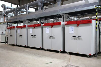 Das Foto zeigt Trockenschränke der Firma Binder.