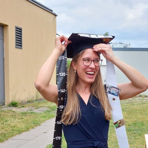 Laura Skadell mit Doktorhut