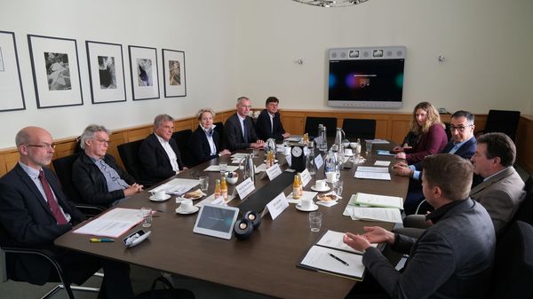 Mehrere Personen unter anderem Bundesminister Özdemir und Peter Weingarten vom Thünen-Institut sitzen um einen Tisch