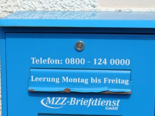 Blauer Briefkasten eines privaten Dienstleisters.