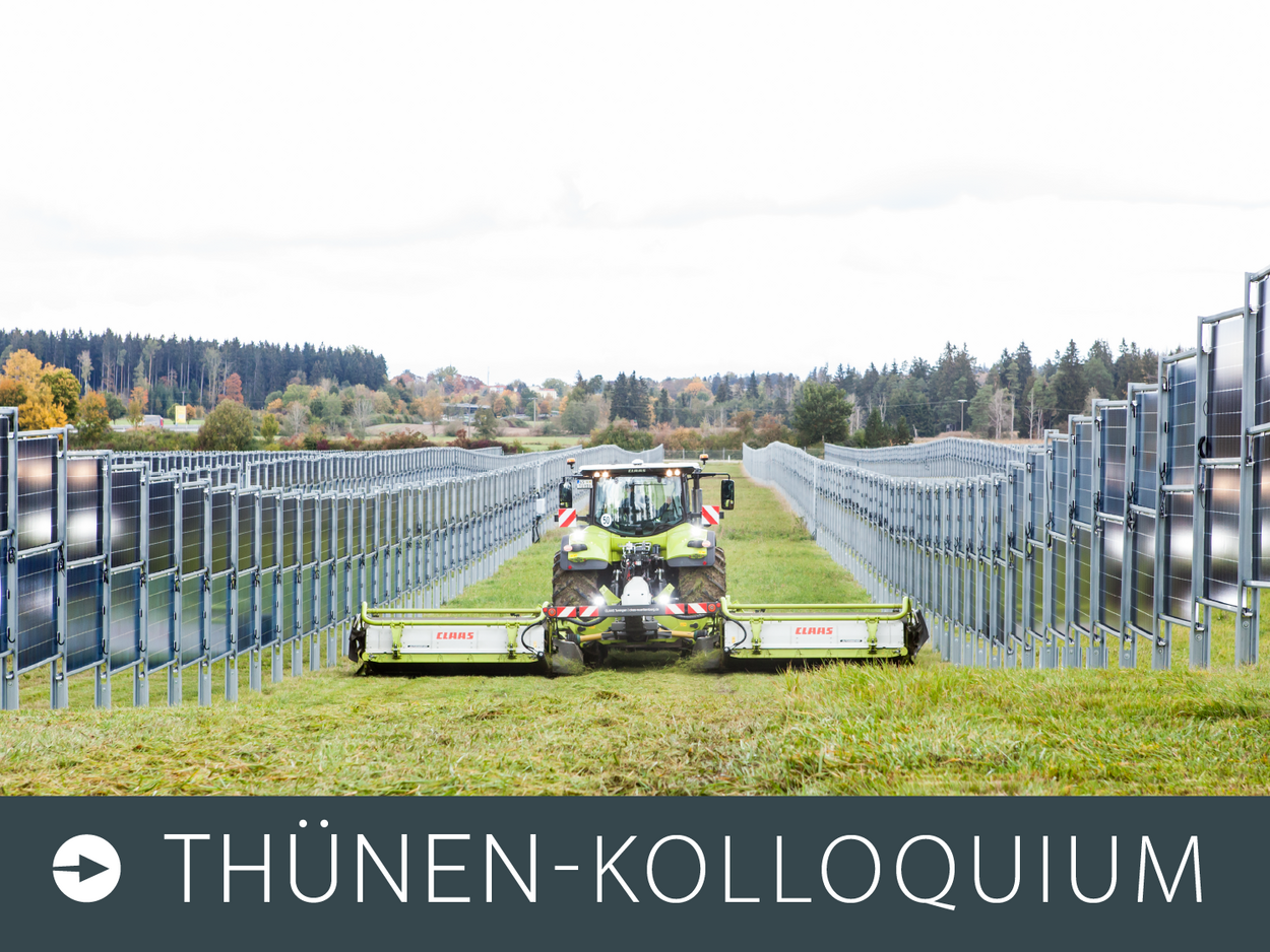 Photovoltaik in der Landwirtschaft Ein Trecker mit Mähwerk fährt zwischen senkrecht stehenden Photovoltaiikreihen durch
