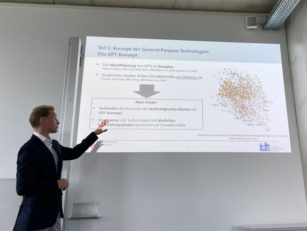 Alexander Kopka defending his doctoral thesis at the University of Bremen.
