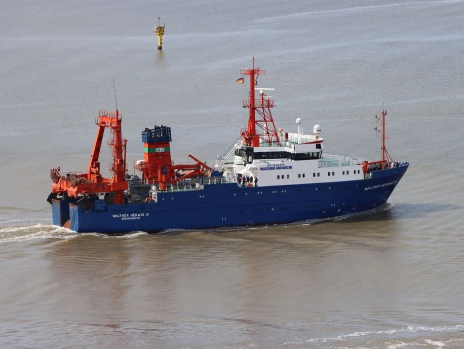 Das Forschungsschiff Walther Herwig III seitlich von oben gesehen