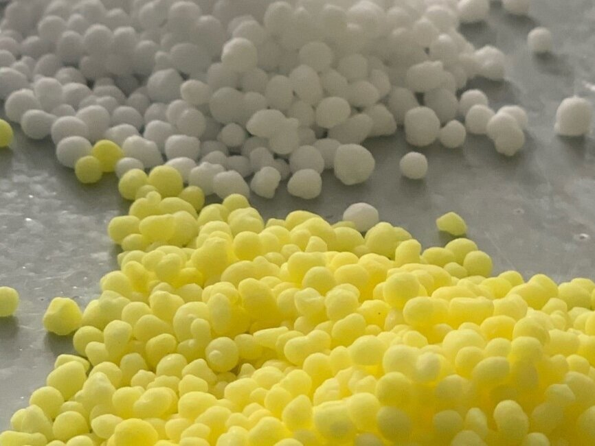 The picture shows two piles of different nitrogen fertilizers.