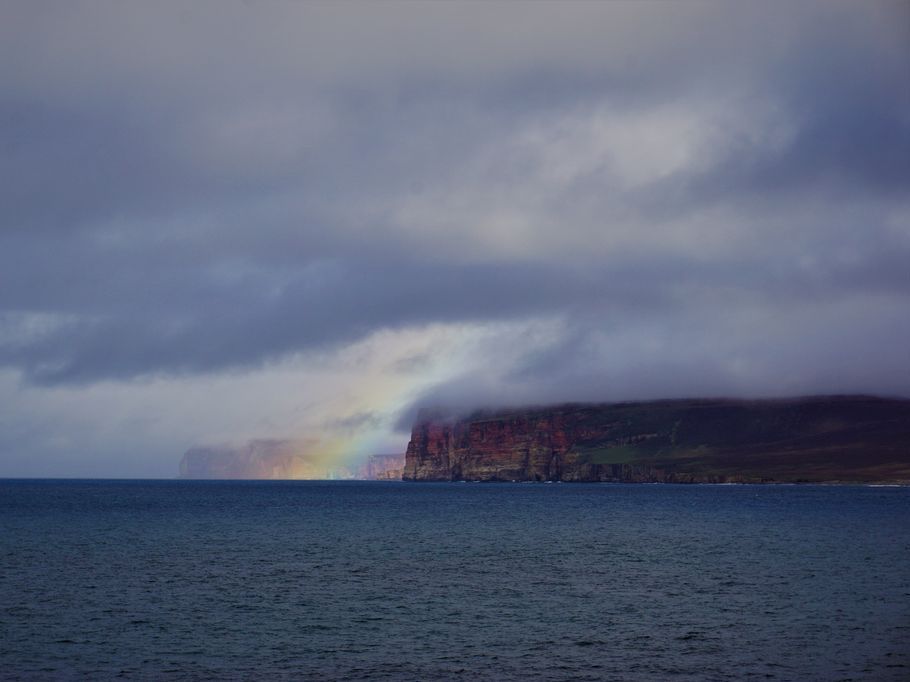 Regenbogen über den Orkneys.