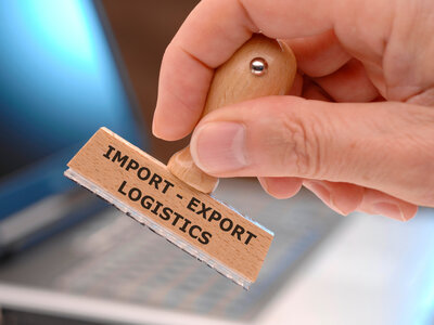 Ein Holzstempel mit der Aufschrift Export, Import, Logistics.