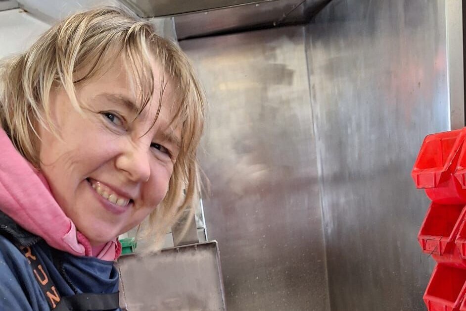 Beate bei der Laborarbeit Eine Person beim aussortieren des Fanges.