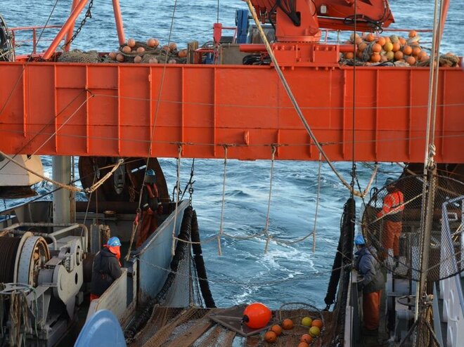 Arbeiten an Bord: Die Mannschaft ist dabei, das Fangeschirr mit Netz auszusetzen. Nachdem der Fang an Deck geholt wird, wird er direkt durch die Hockklappe hinunter ins Labor geschüttet, damit es ans Sortieren gehen kann.