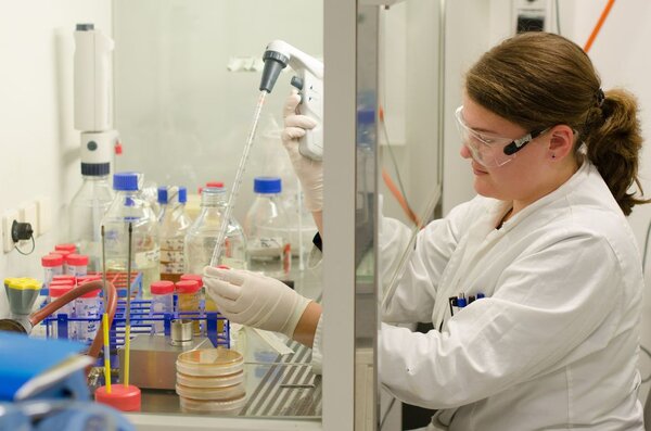 Mikrobiologie: Überimpfen von MO-Suspension Mikrobiologie: Überimpfen von MO-Suspension