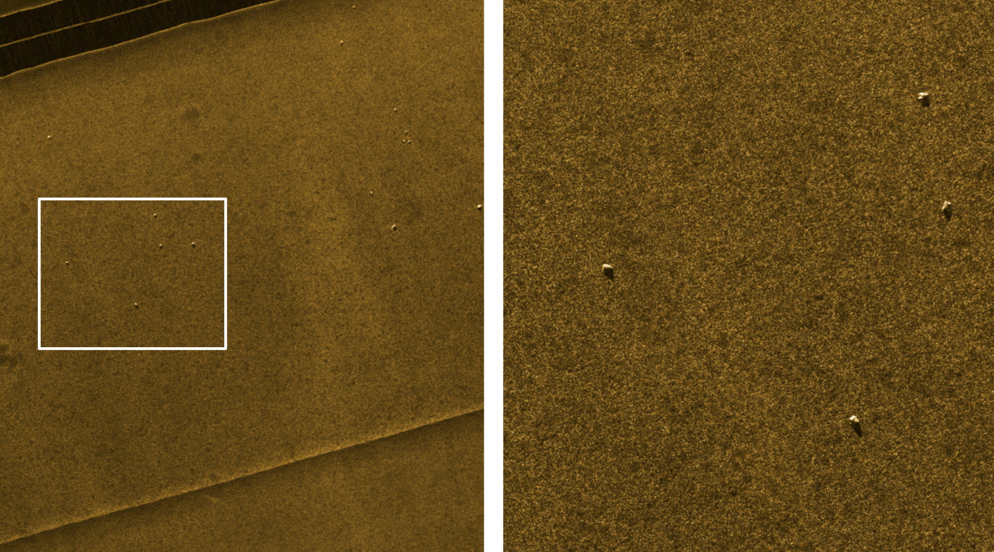 Sonar (Rahmen, ~200 m breit) und Fässer am Meeresboden (rechts), von der linken Seite vergrößert. Ein zweigeteiltes Bild: Rechts ein braun gefärbter Meeresboden mit einem weißen Quadrat, links der Ausschnitt des weißen Quadrates vergrößert, so daß man die verstreut liegenden Fässer sieht.