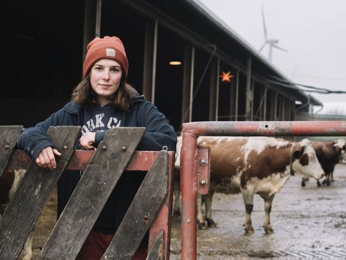 Das Foto zeigt eine junge Auszubildende eines landwirtschaftlichen Betriebs auf der Freifläche eines Rinderstalls. Es steht symbolisch für die Thematik der Landfrauenstudie, einem Forschungsprojekt des Thünen-Instituts und der Universität Göttingen. 