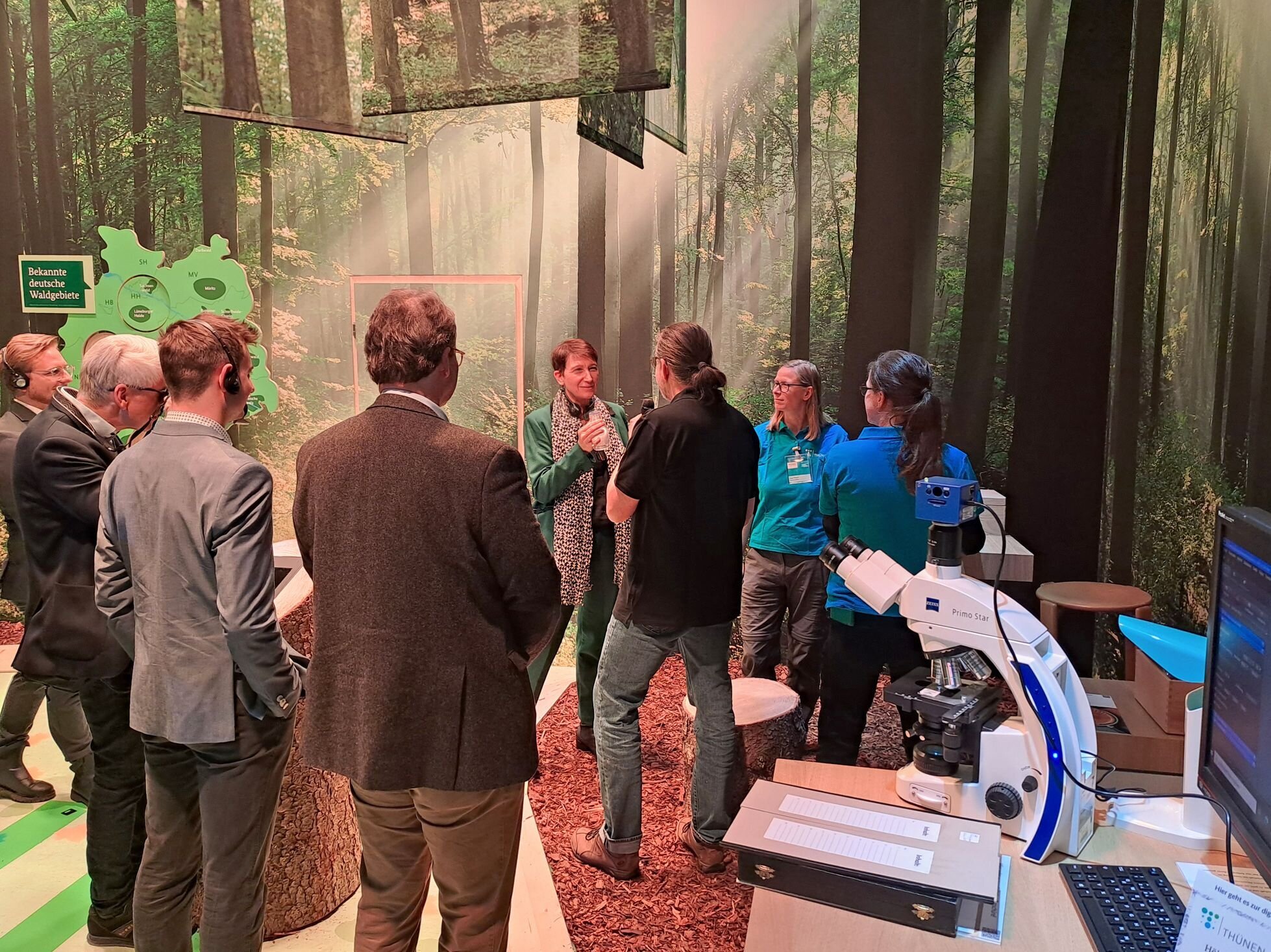 Staatssekretärin Silvia Bender mit mehreren Personen im Gespräch.