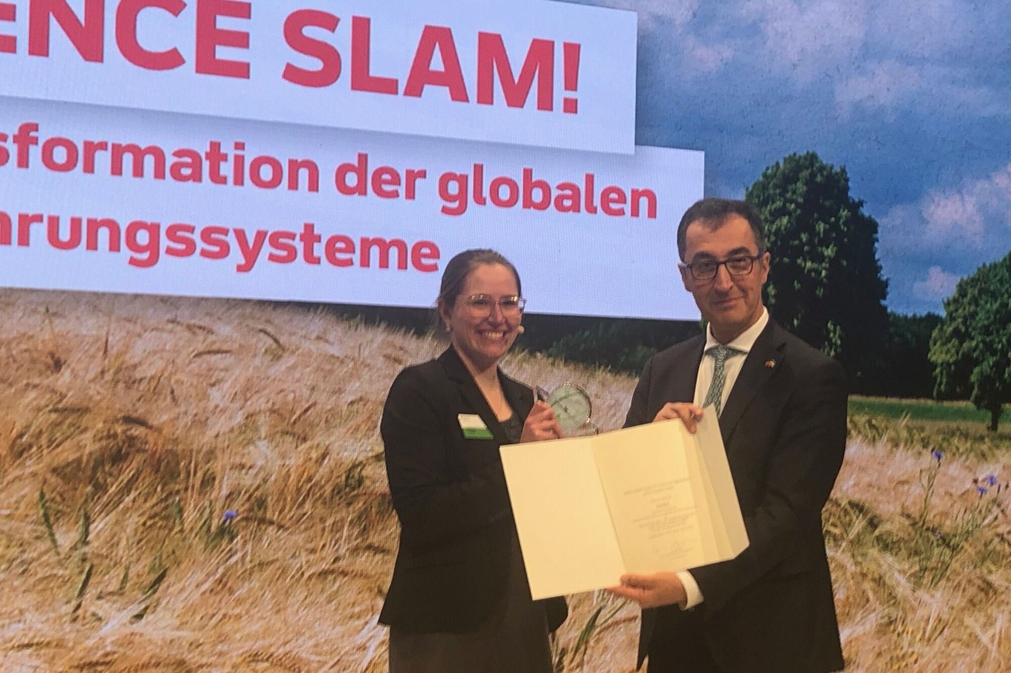 Thünen-Wissenschaftlerin Lia Orr und Bundesminister Özdemir aud der Bühne.