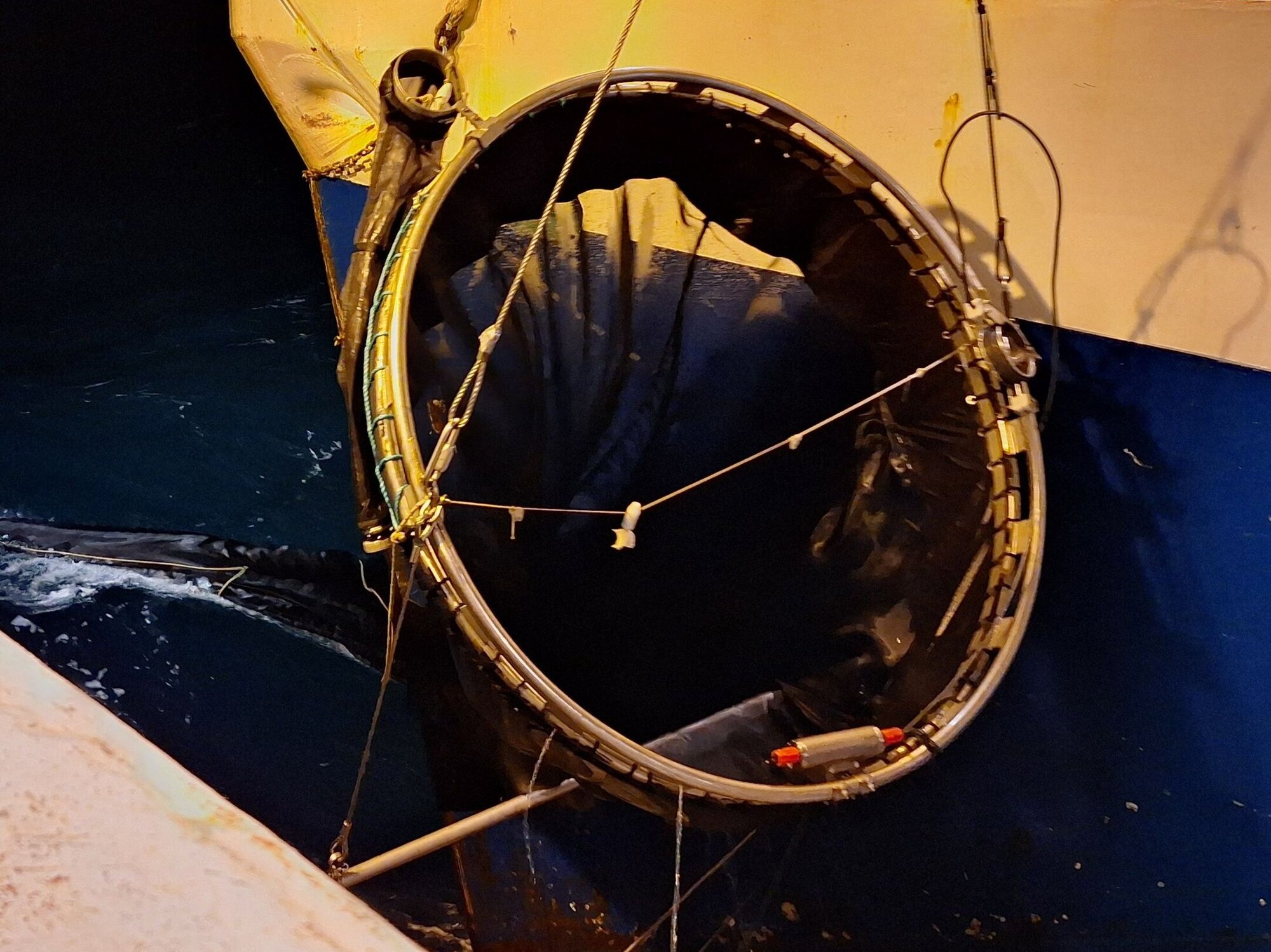 Das MIK-Netz wird eingeholt, auf dem MIK ist ein noch kleineres, feineres Netz montiert, um auch kleineres Plankton wie Fischeier zu sammeln.