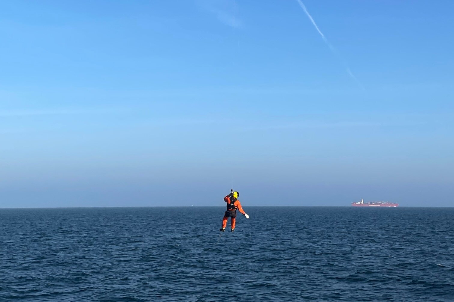 Die britische Coastguard nutzte die Tarajoq während der Anreise ins Untersuchungsgebiet für eine Rettungsübung Eine Person wird im Rahmen einer Seenotrettungsübung an einer Seilwinde in einen Hubschrauber gehoben.