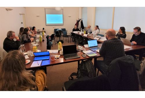 Deutsche und tschechische Teilnehmerinnen und Teilnehmer des wissenschaftlichen Workshops in Prag