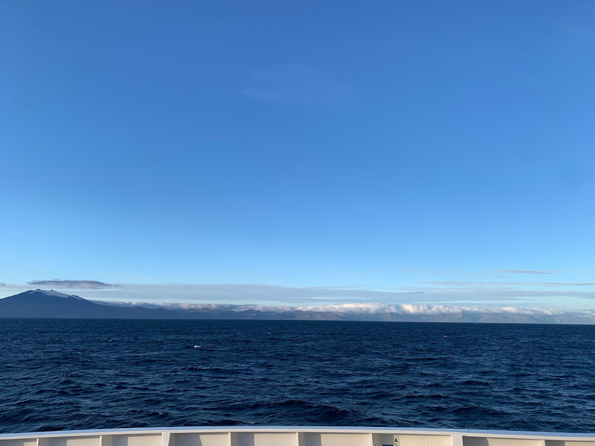 Blick von der Seeseite auf Island bei tollem Wetter