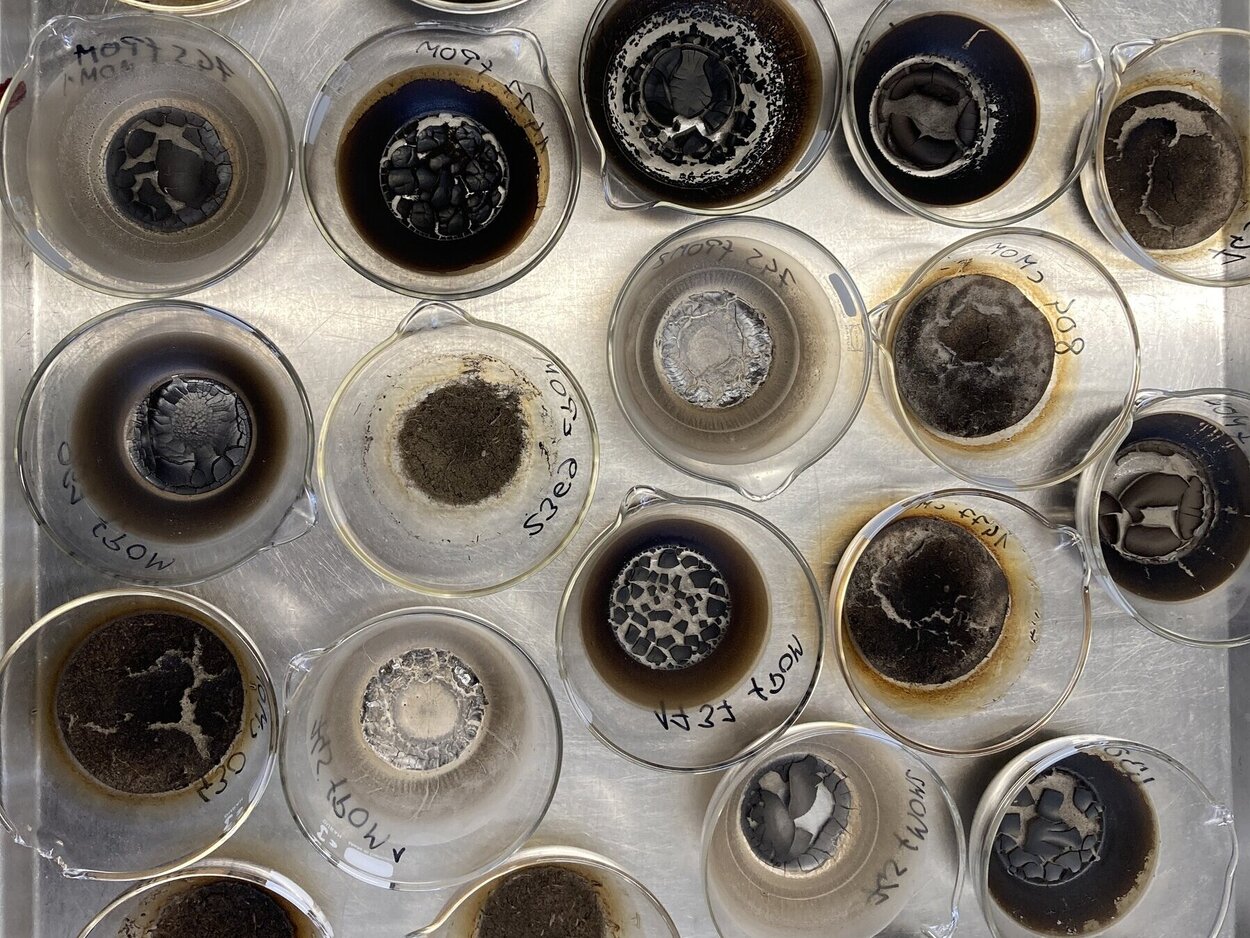 Probengefäße mit Bodenproben