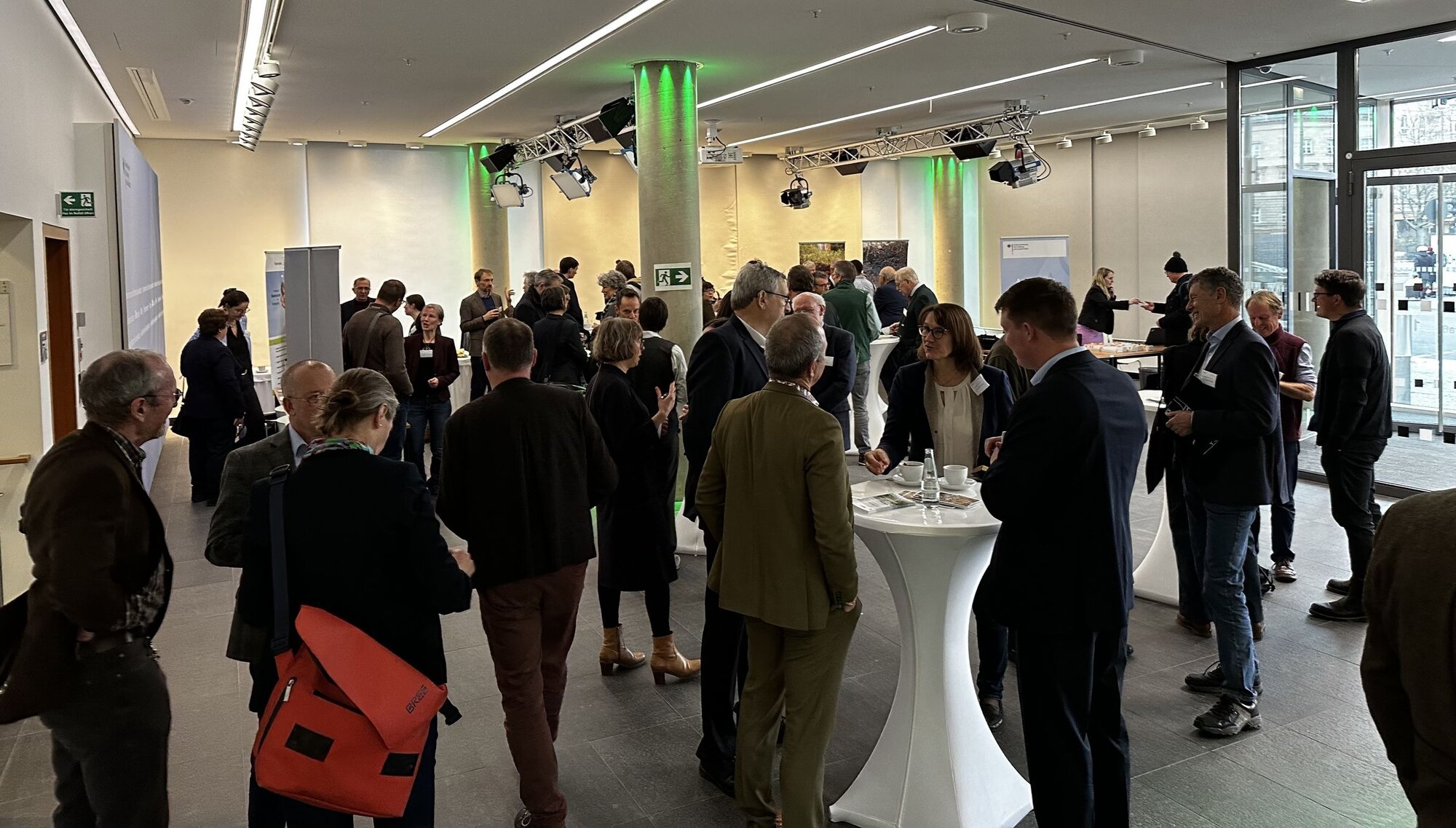 Besucher im Foyer des BMEL anlässlich der Festveranstaltung zum Boden des Jahres 2024 am 5.12.2023