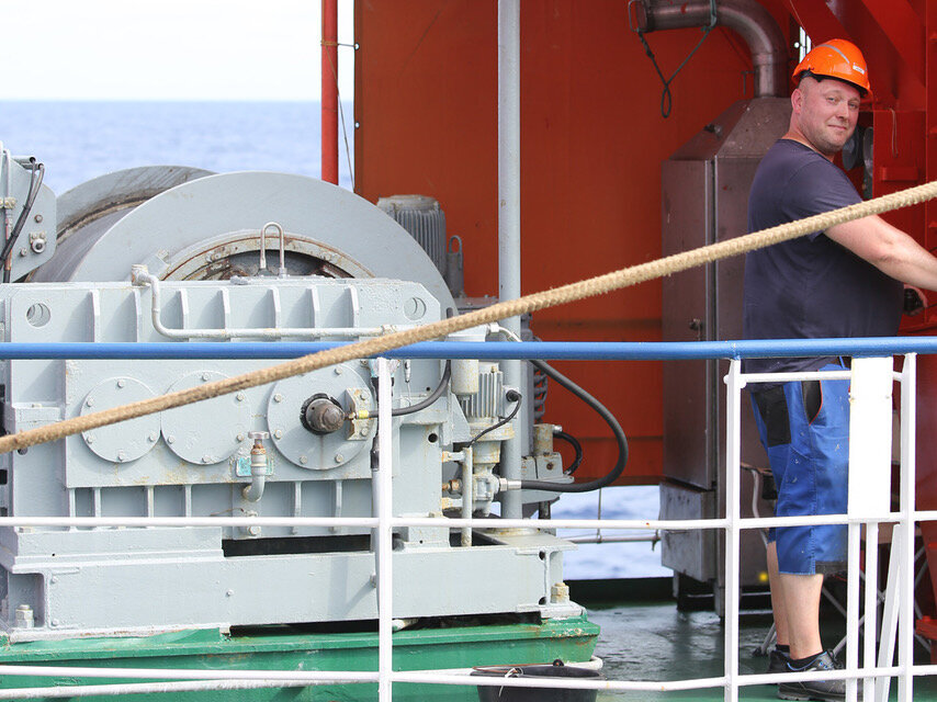 Ein Matrose bei der Winde an Deck.