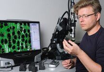 Sergej Kaschuro, Mitarbeiter im Thünen-Kompetenzzentrum Holzherkünfte, beim Untersuchen einer Holzkohlenprobe