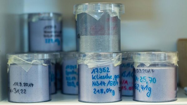 Vorbereitete Messpräparate (Fisch-Asche) für die gammaspektrometrische Messung. Vorbereitete Messpräparate für die gammaspektrometrische Messung.