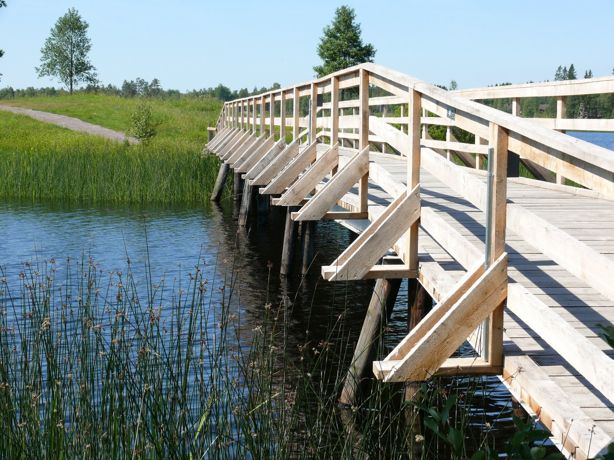 Eichenholzbrücke bei Sävsjö, Schweden Holzbrücke über erinen Fluß