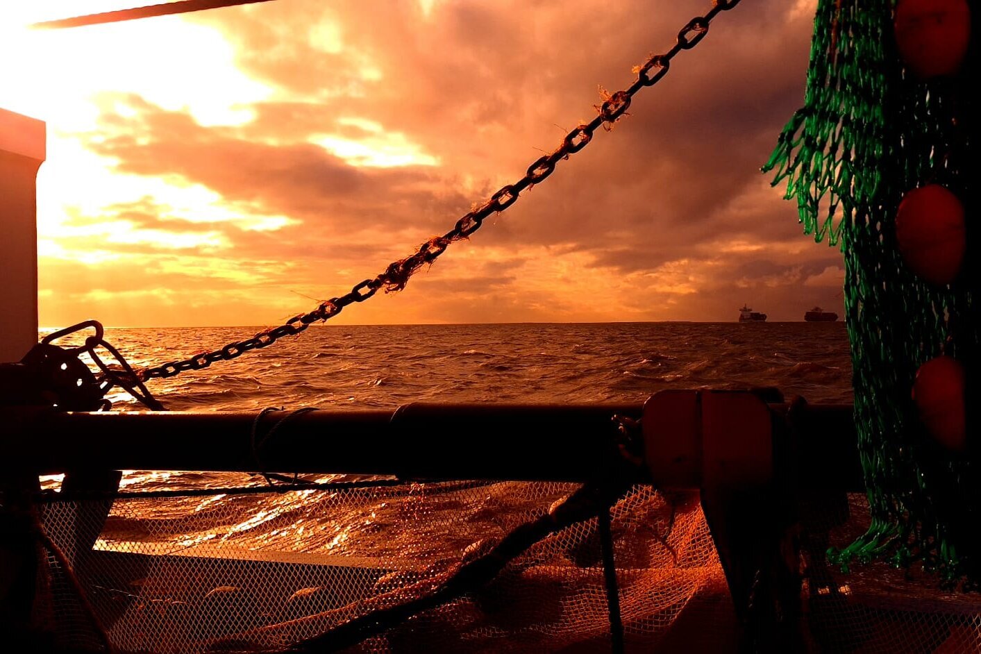 Sonnenuntergang Ein Netz hängt an Bord und der Himmel ist orange.