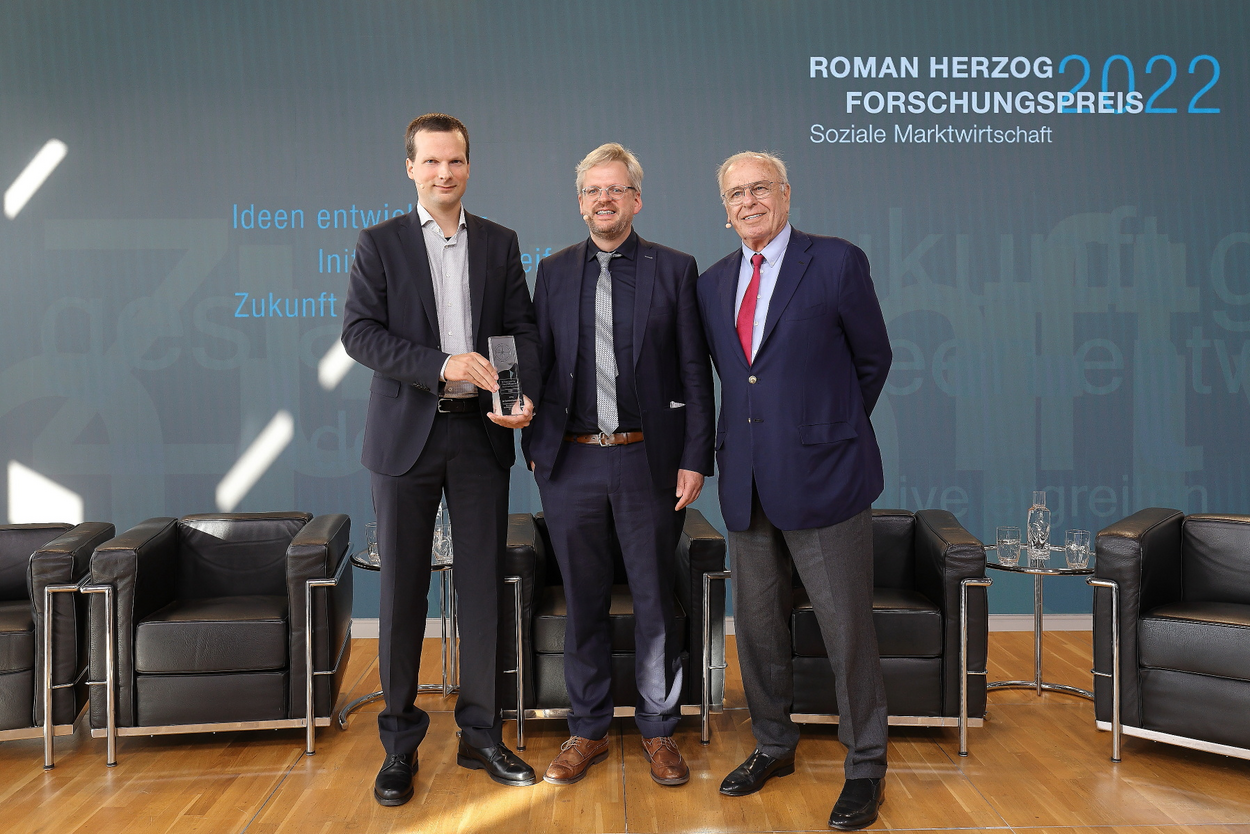 Dominik Frankenberg receives the prestigious Social Market Economy Research Prize from the Roman Herzog Institute. The award honours his dissertation.