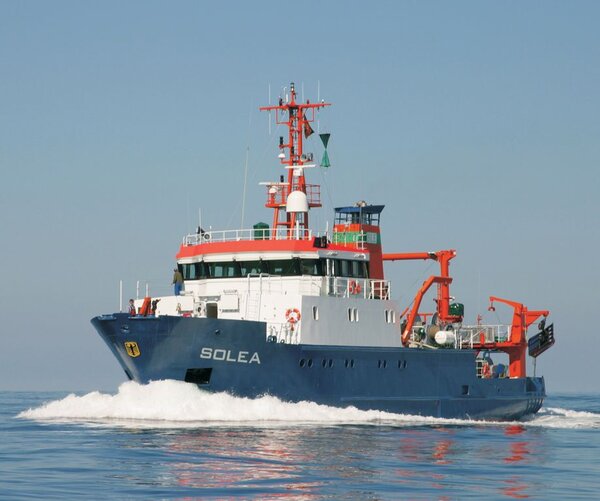 Das Schiff in voller Fahrt auf dem Wasser.
