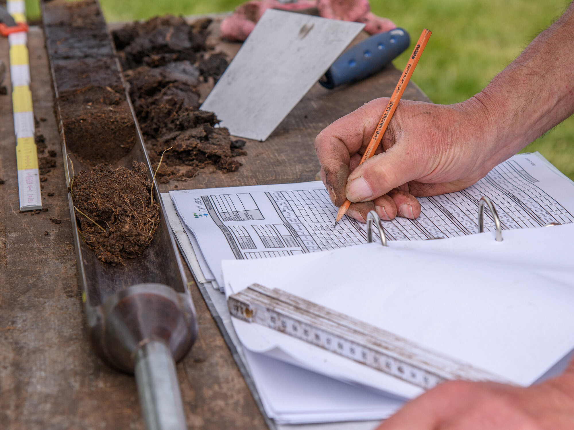 Drill core from the core drill on the sampling table and documentation in the log.