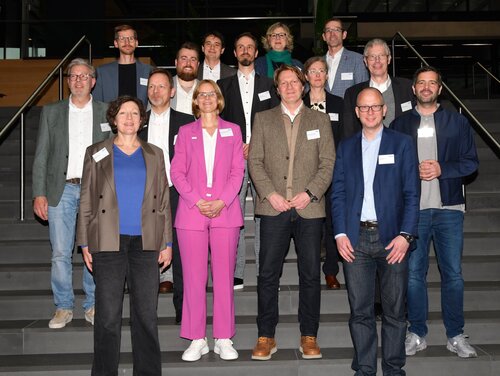 Mehrere Personen auf einer Treppe.