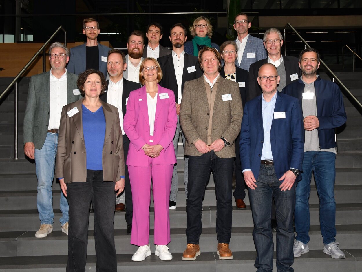 Mehrere Personen auf einer Treppe.