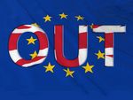 Vor einer blauen EU-Flagge mit gelben Sternen steht das Wort OUT die Buchstaben sind mit der englischen Fahne gefärbt