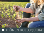 Thünen-Kolloquium, Eine Frau auf einem Acker lässt Erde durch die Hände rieseln.