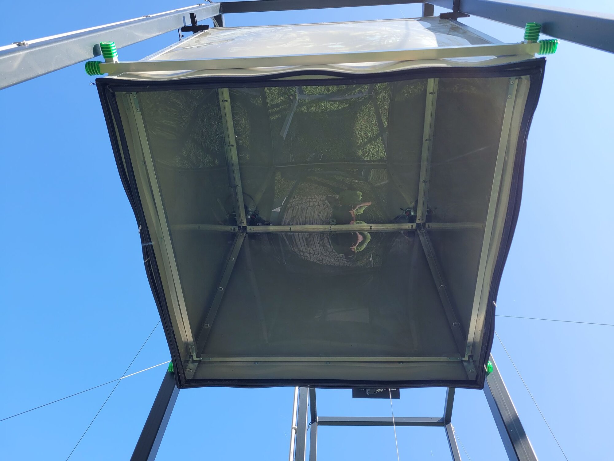 Ansicht von unten in ein Haubensystem mit hochgefahrener Haube