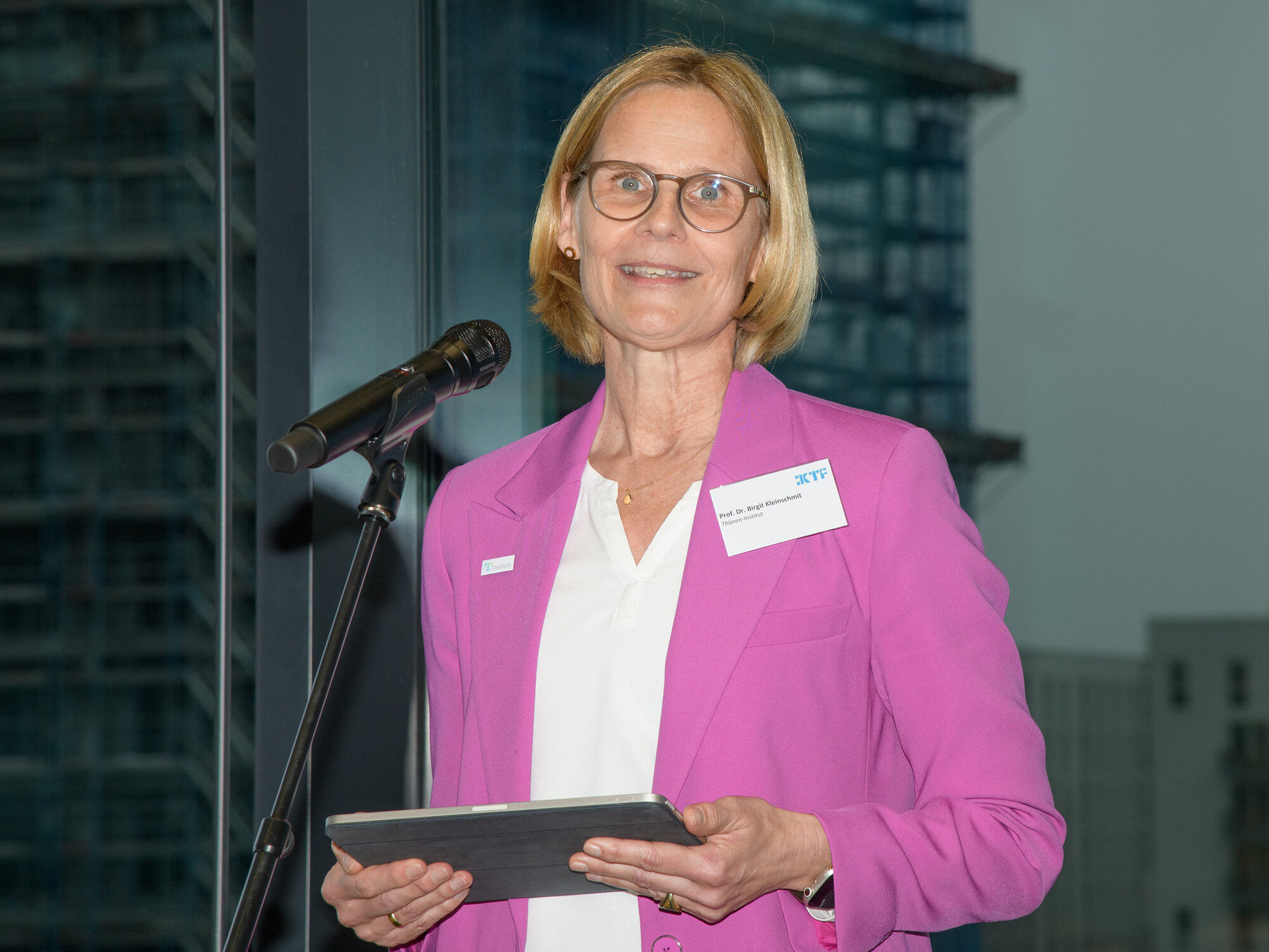 In her opening address, Birgit Kleinschmit, President of the Thünen Institute, emphasises that the transformation of the fishing industry can only succeed if we work together. Portrait of a person.