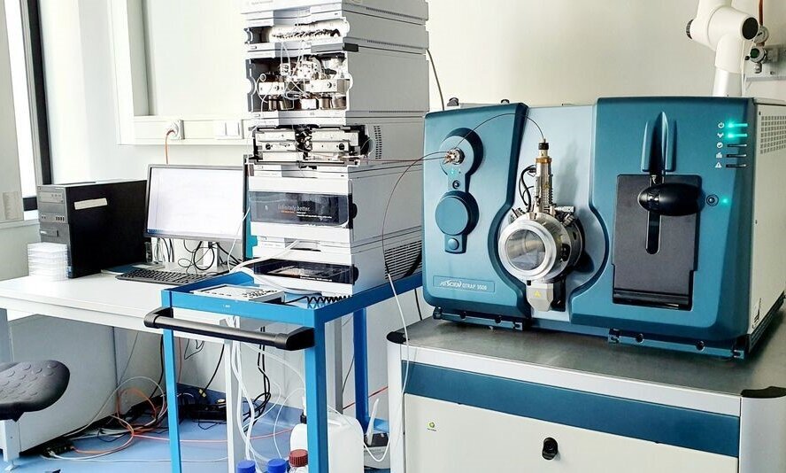 Labor mit einem Massenspektroskopie-Arbeitsplatz.