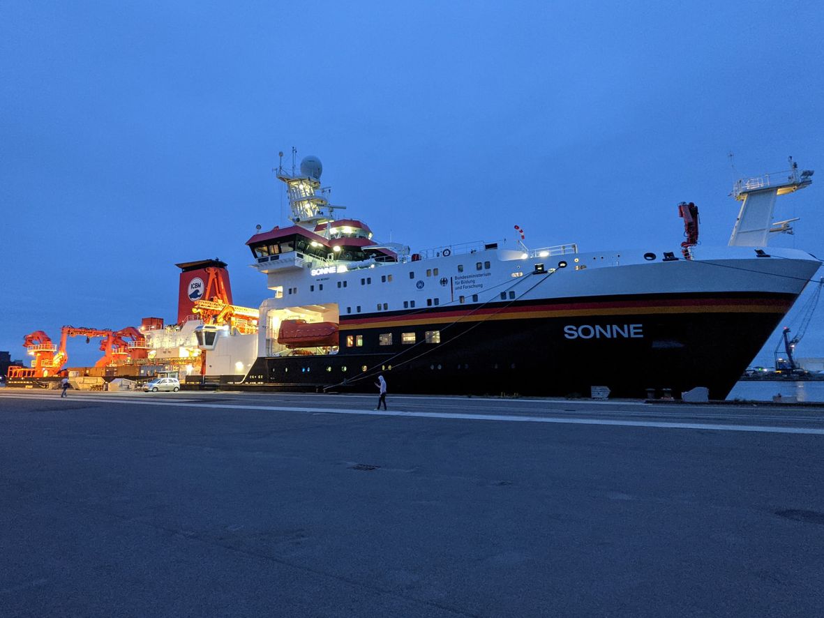 Das Forschungsschiff Sonne im Hafen von Emden.