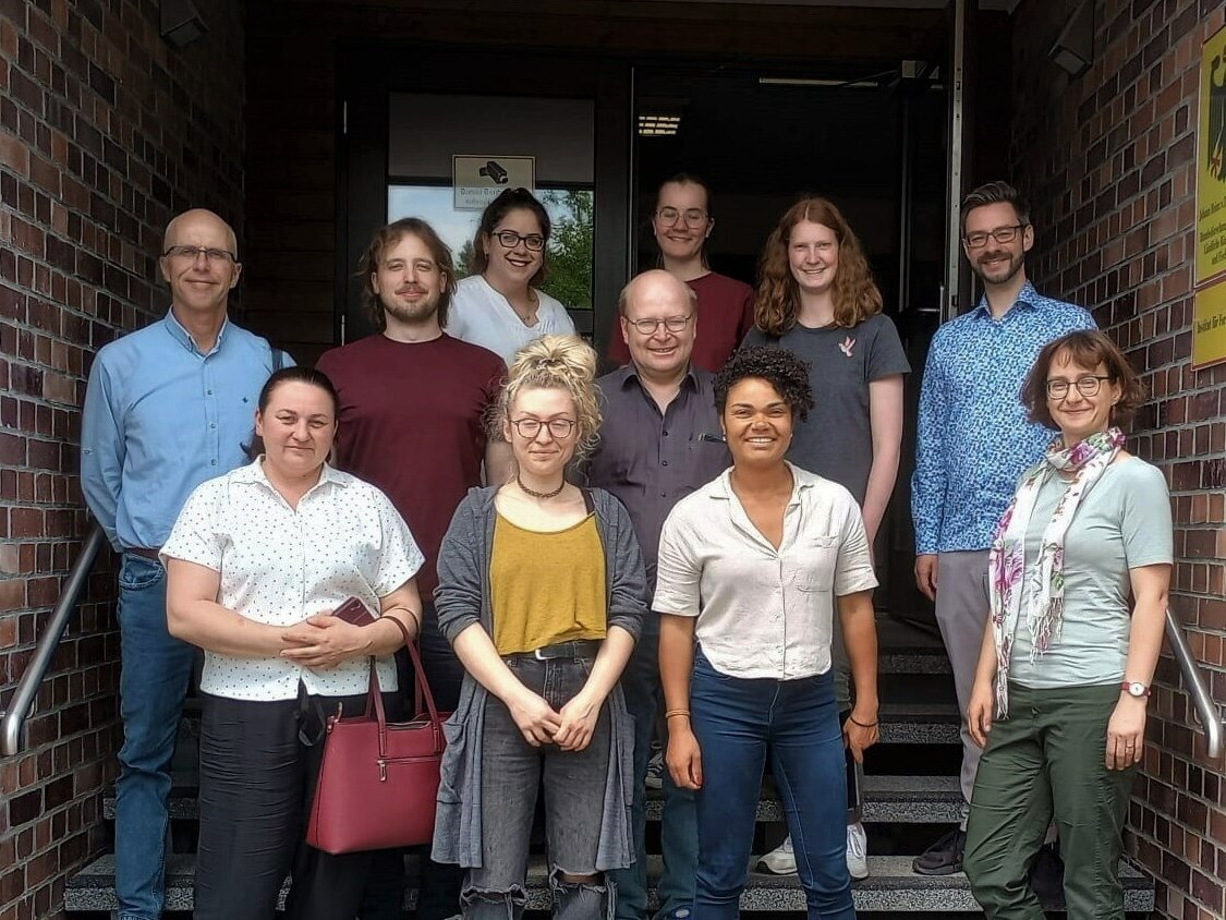 Gruppenbild vor dem Institutseingang
