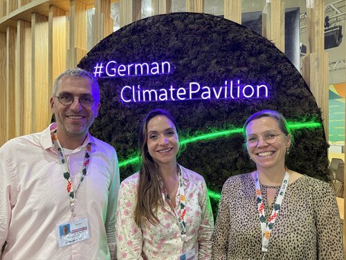 Richard Fischer, Caroline Salomão und Claudia Heidecke vom Thünen-Institut im deutschen Pavillon auf der COP30. Drei Personen stehen neben einander vor dem Schriftzug #German Climate Pavilion.